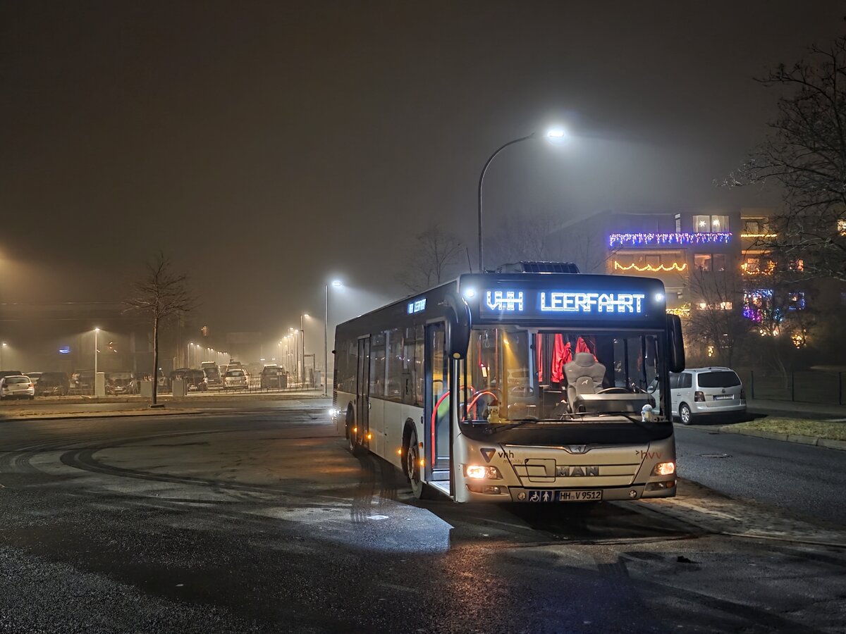 VHH 1512 (HH-V 9512) mit VHH Leerfahrt an der Haltestelle Glinde, Am Sportplatz. 28.Dezember 2025