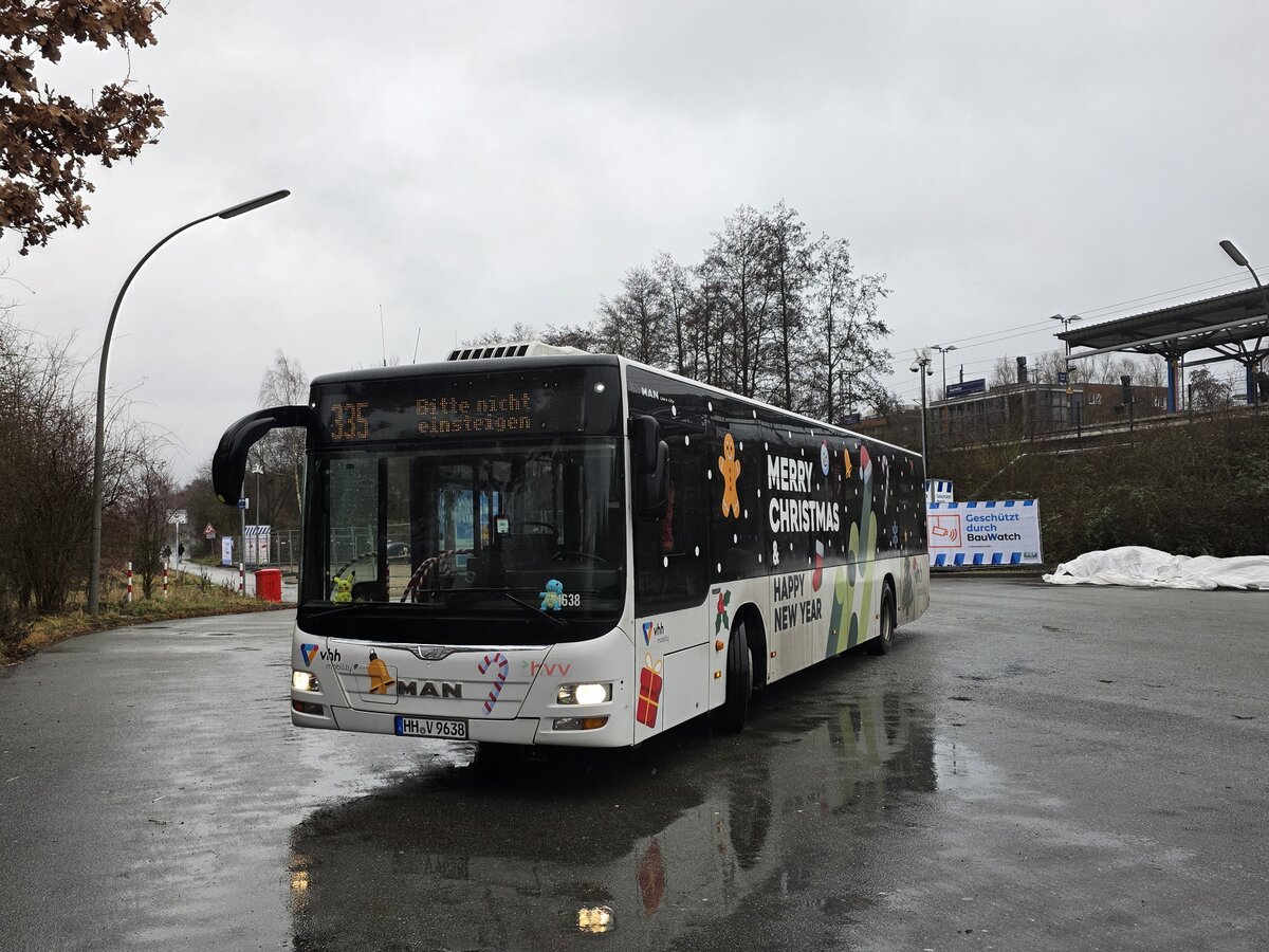 VHH 1638 (HH-V 9638) (Werbung : Weihnachtsbus 2025) als 335 nach Bitte nicht Einsteigen an der Haltestelle S Allermöhe. 1.Januar 2026