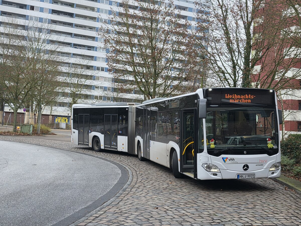VHH 1931 (HH-V 9931) mit Weihnachtsmärchen an der Haltestelle U Steinfurther Allee. 30.November 2025