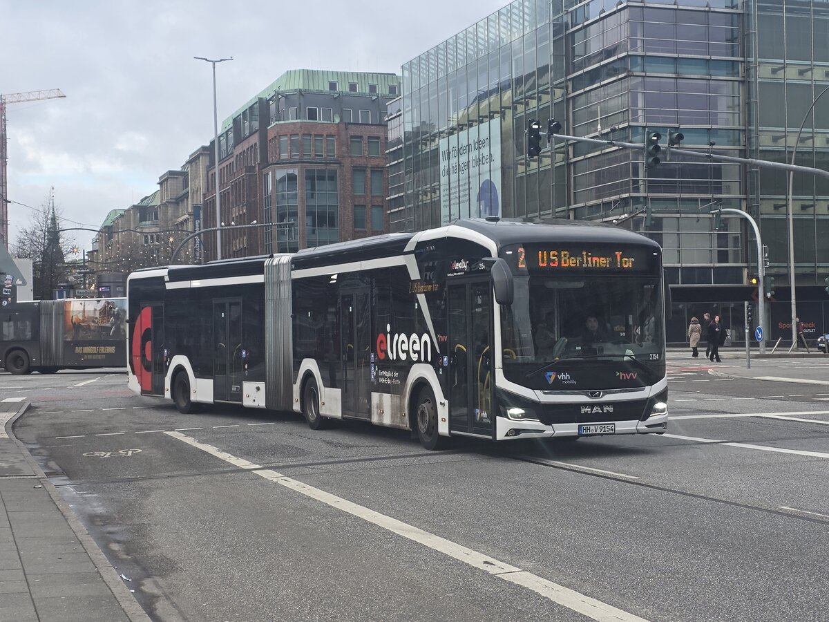 VHH 2154 (HH-V 9154) auf der 2 Richtung U/S Berliner Tor an der Haltestelle Hauptbahnhof/Steintordamm. 30.November 2025
