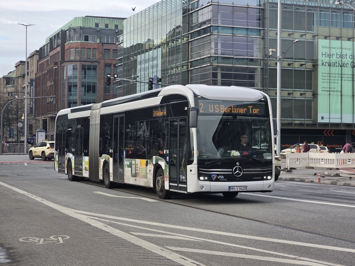 VHH 2428 (HH-V 8428) mit Werbung für : SoBuy- Living Nature. auf der 2 Richtung U/S Berliner Tor. an der Haltestelle Hauptbahnhof/Steintordamm. 30.November 2025