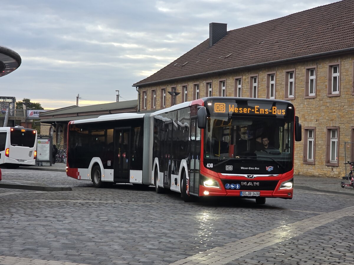 VOS 430 (OS-DB 1430) der Weser-Ems-Bus von DB mit DB Weser-Ems-Bus an der Haltestelle Osnabr�ck Hbf. 26.September 2025