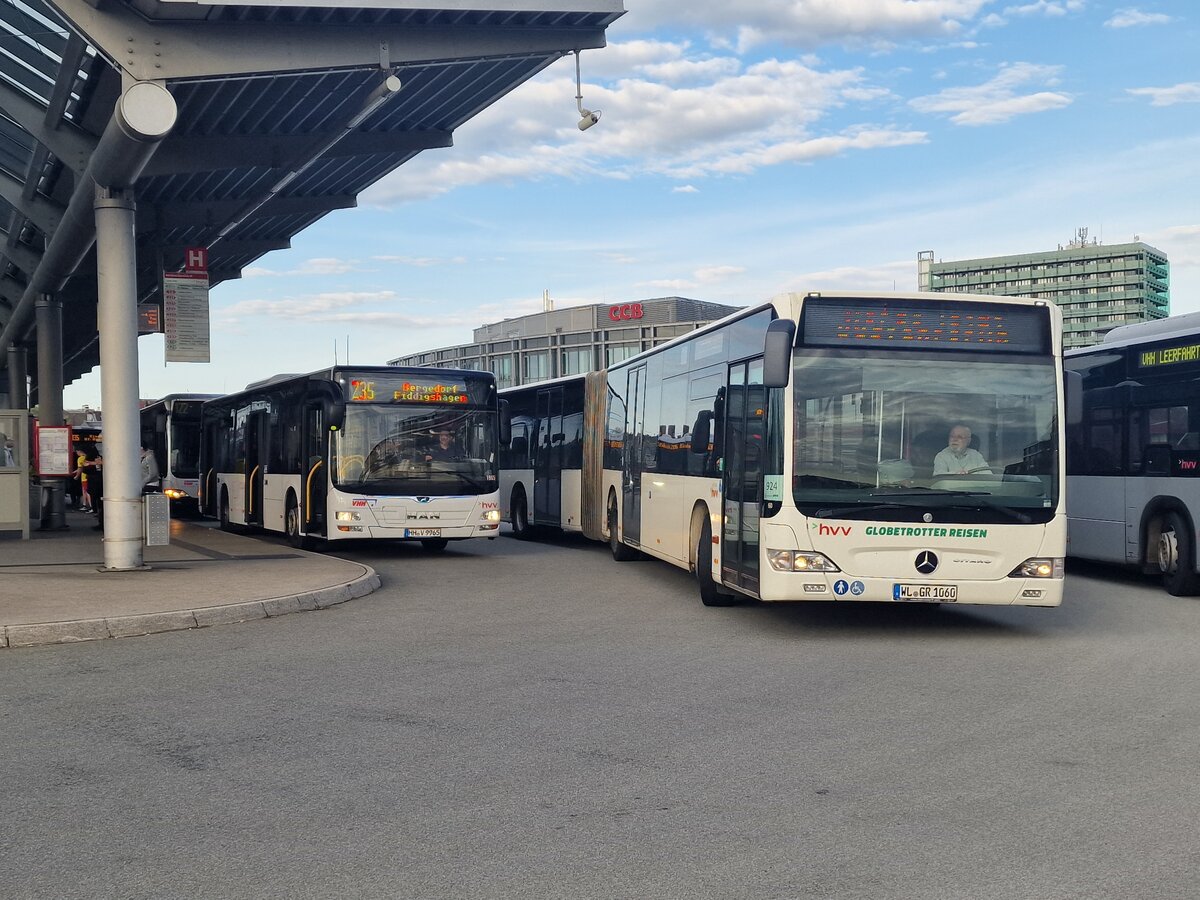 WL-GR 1060 von Globeltrotter als S21 SEV neben VHH 1965 (HH-V 9965) als 235 nach Bergedorf Fiddigshagen. 19.Mai 2023