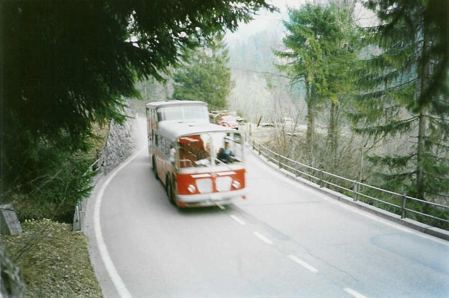 (005'503) - Aus dem Archiv: AFA Adelboden - Nr. 4/BE 26'704 - FBW/Vetter-R&J Anderthalbdecker am 18. M�rz 1990 in Achseten, Ladholz