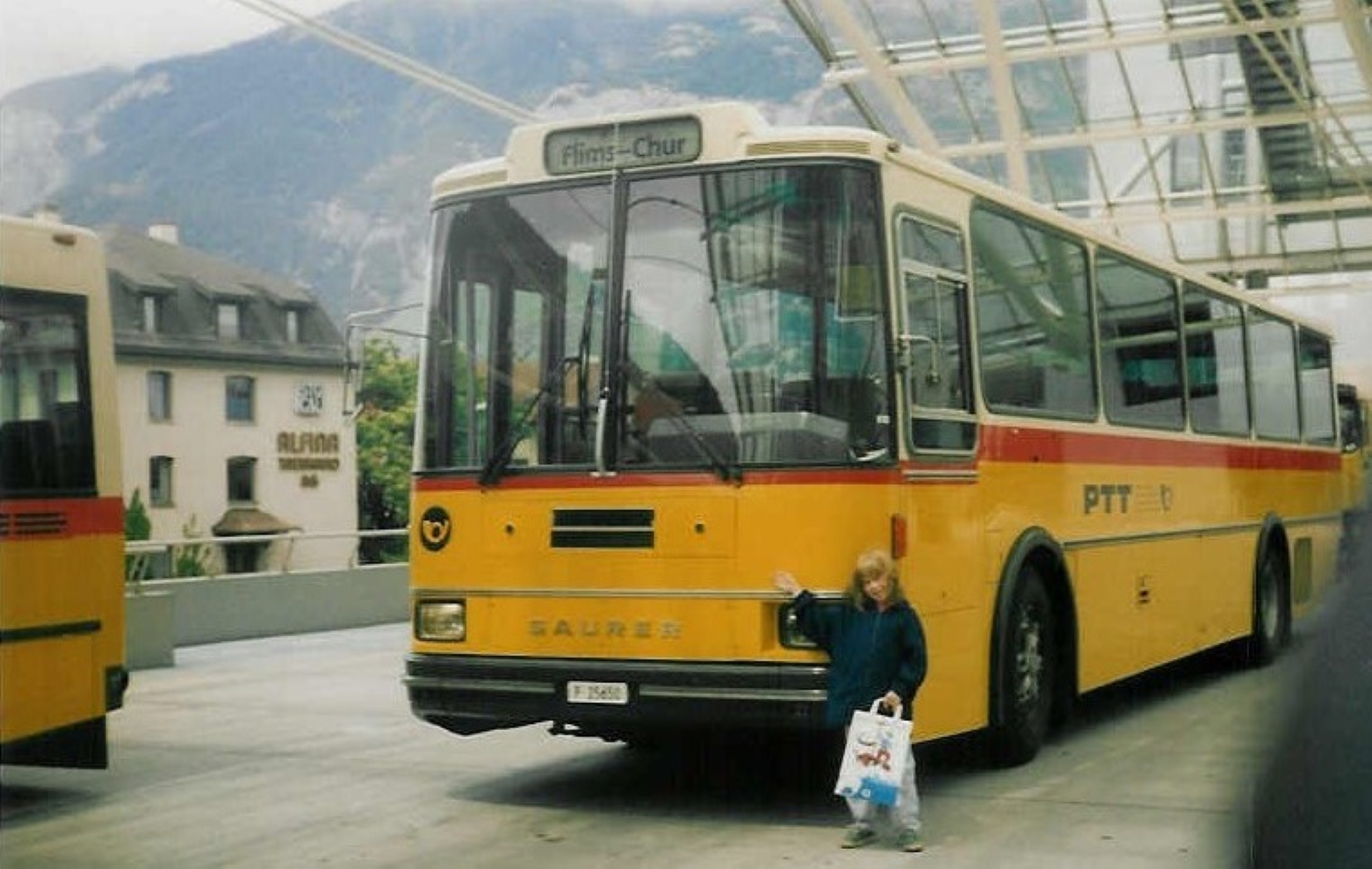 (014'235) - Aus dem Archiv: PTT-Regie - P 25'650 - Saurer/Lauber am 2. Juli 1996 in Chur, Postautostation