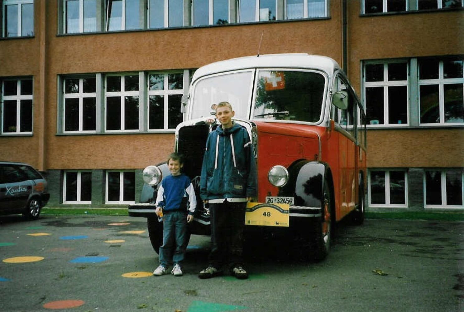 (023'305) - Aus dem Archiv: R�llin, Rotkreuz - Nr. 1/ZG 32'459 - FBW/R&J (ex AFA Adelboden Nr. 1) am 14. Juni 1998 in Uster, Schulhausplatz