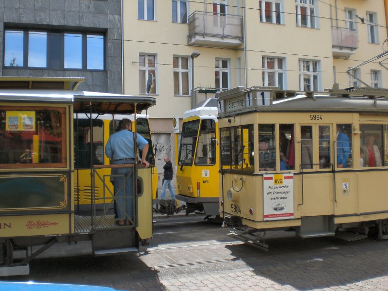 An der Endstelle der Linie M13 (KT4D hinten), Beiwagen Coepenick und Triebwagen Typ T24, Berlin Juli 2009