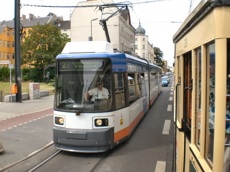 Begegnung des T24/B24-Zuges mit einem Niederflurwagen im Linienverkehr in Sch�neweide, Berlin 9. 8. 2009