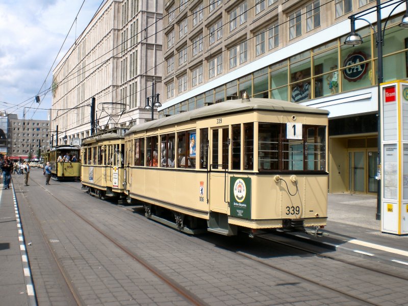 Beide hist. Strassenbahnz�ge an der Hst. S-Bhf Alexanderplatz (M2),hinter der Beiwagen Typ B24, Berlin Juli 2009