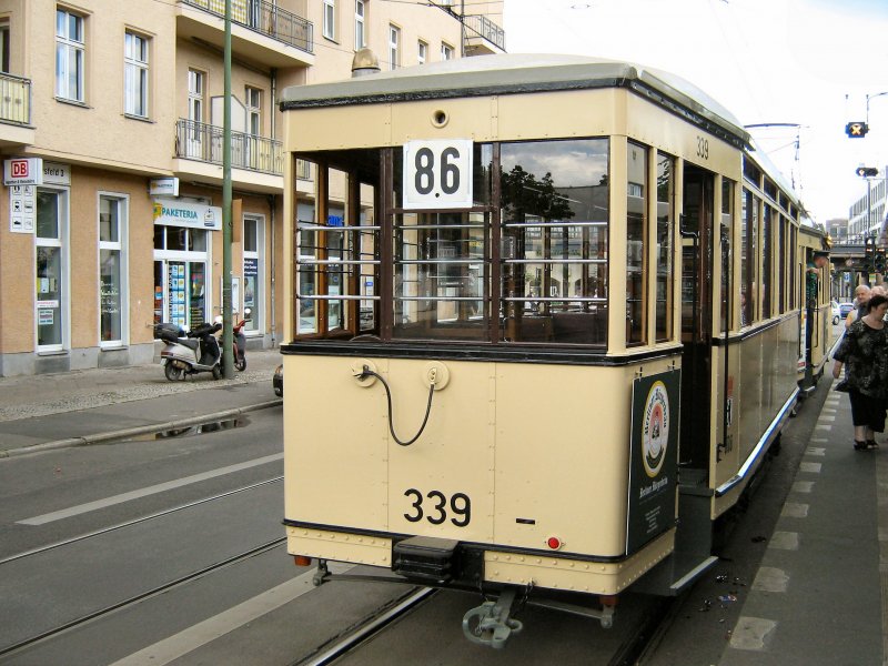 Beiwagen 339 hinter hist. Triefahrzeug in Berlin-K�penick, Sommer 2007