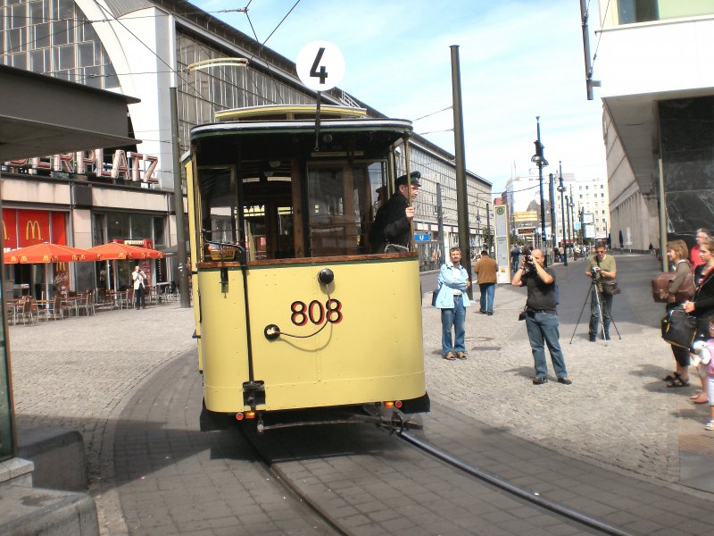 Blick auf die offenen Plattform des Beiwagens 808 am S-Bhf Alexanderplatz, Berlin Juli 2009