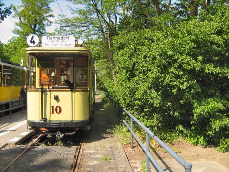 Blick auf den Tw 10 an der Endstelle Altes Wasserwerk in Friedrichshagen, 10. 5. 2009