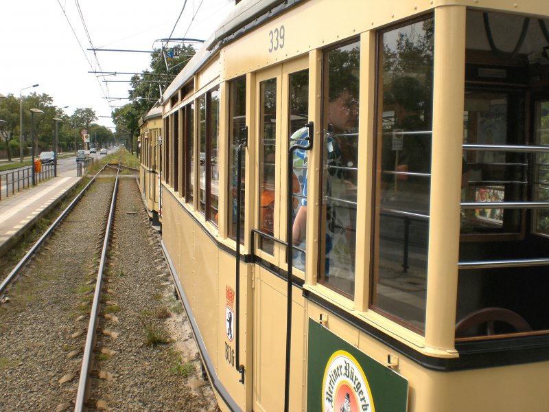 Blick aus dem 2, beiwagen auf den T24/B24-Zug  in einer Ausweichstelle der Mahlsdorfer Strecke, Themenfahrt 8. August 2009 Berlin