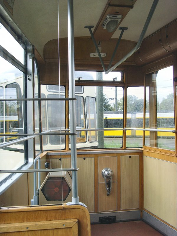 Blick aus dem REKO-Beiwagen auf eine Niederflurbahn in der Schleife Hohensch�nhausen Zingster Strasse, Berlin Oktober 2009