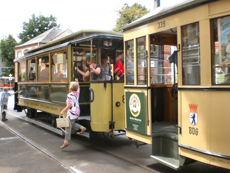 Blick zum 2. Beiwagen (Bw 808), Pause in der Endstation Johannisthal, Berlin 9. August 2009