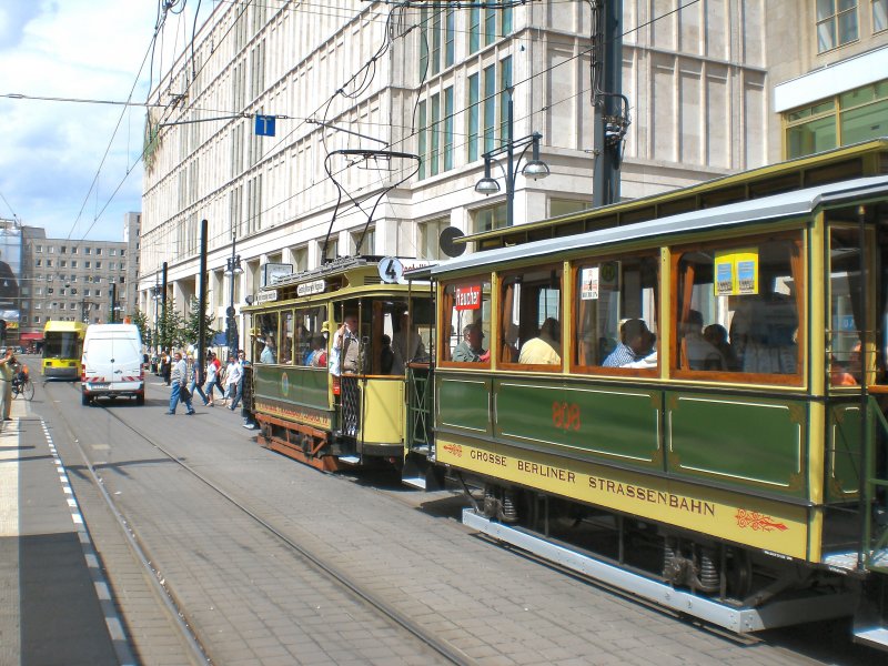 Bw 808 hinter Tw 10 an der Hst. S-Bhf Alexanderplatz (M2), Juli 2009