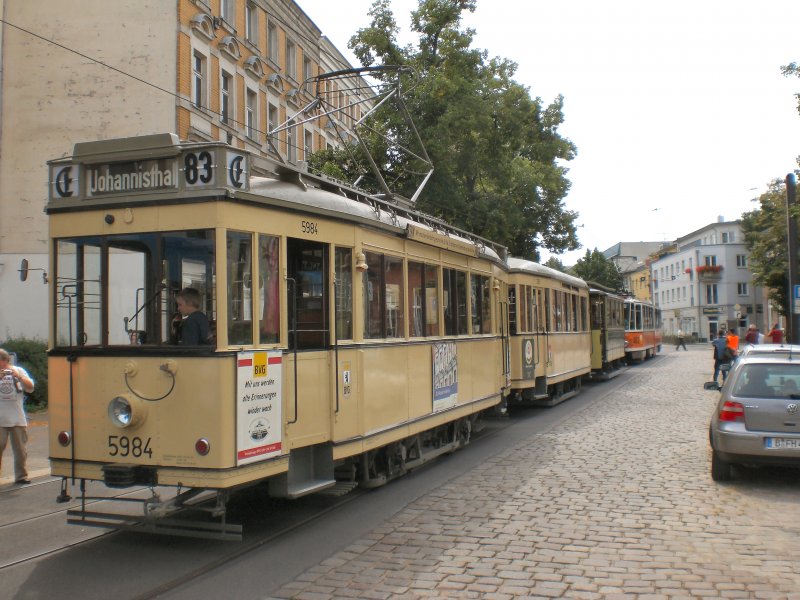 Der Drei-Wagen-Zug vor dem Tatra in der Endstelle Johannisthal, Berlin 9.8.2009