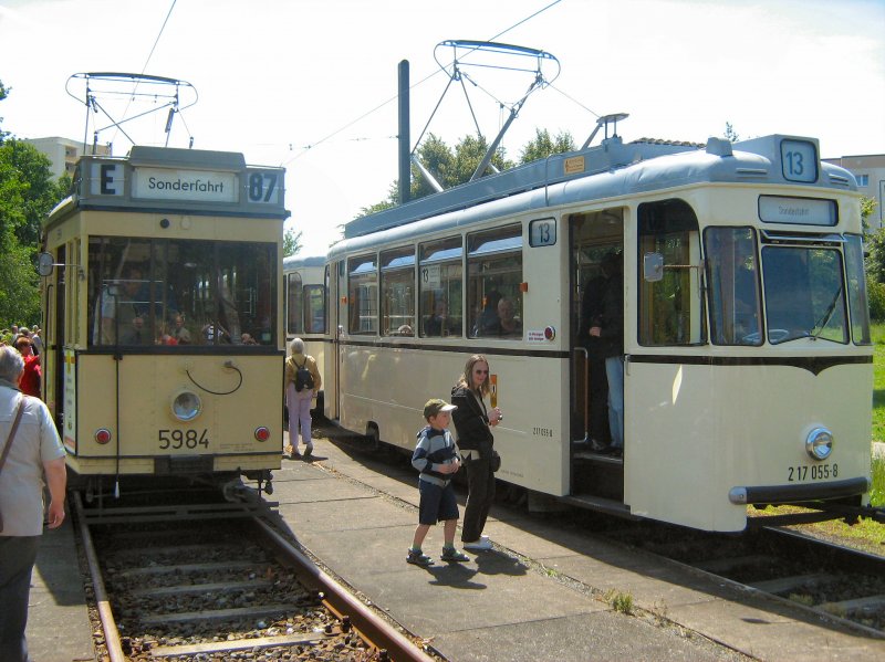 Die hist. Fahrzeuge werden ausgiebig betrachtet, Berlin-Marzahn Wendeschleife Wuhletalstrasse - 14.6.2009