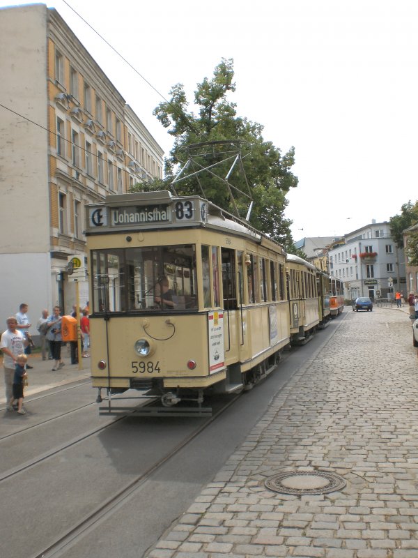 Drei-Wagem-Zug vor Tatra KT4D in der Endstation Johannisthal, Berlin 9. August 2009