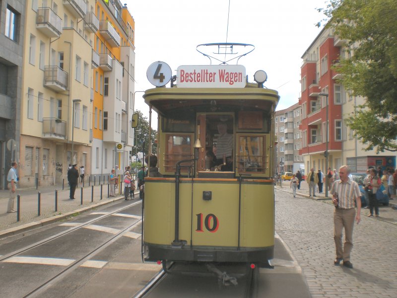 Frontansicht Tw 10 in der Wendeschleife der M13 (Warschauer Strasse), Berlin Juli 2009