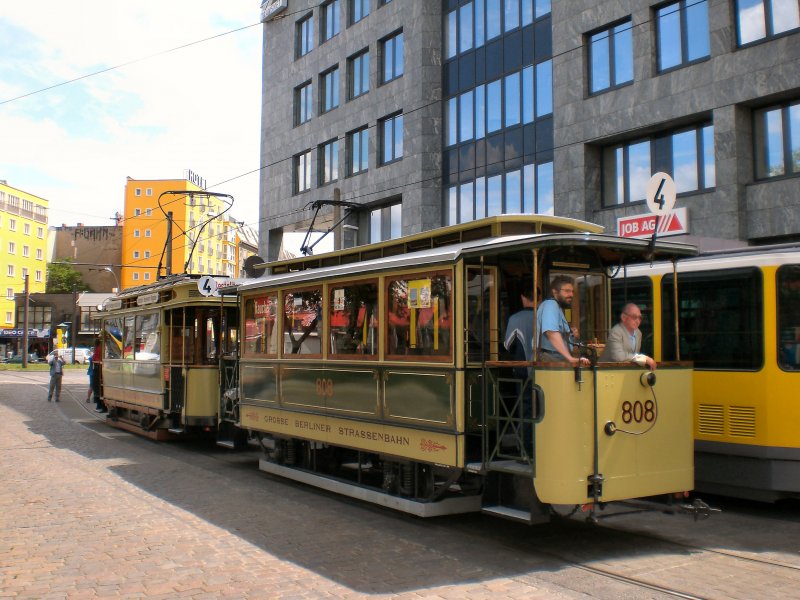 Hist. Bw 808 hinter Tw 10 in der Schleife Linie M13 Warschauer Strasse, Juli 2009