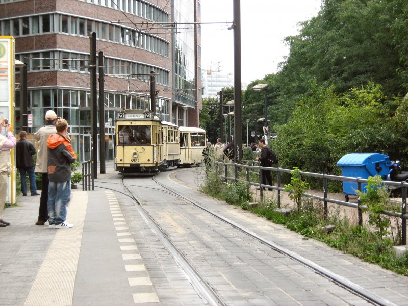 Hist. Dreier-Zug f�hrt in die Haltestelle Hackscher Markt ein, Sommer 2008