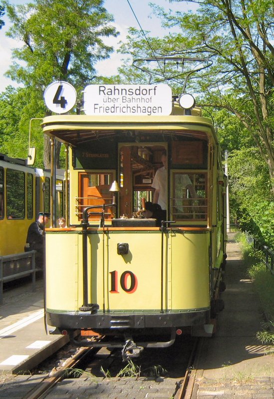 Hist. Tw 10 (mit Beiwagen) in Friedrichshagen, Endstelle Altes Wasserwerk - 10.5. 2009