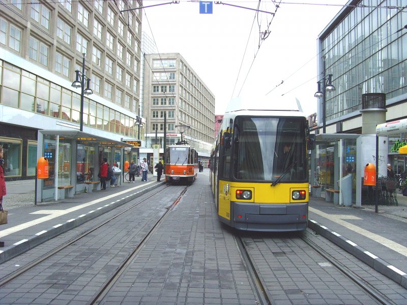 KT4D und Niederflurwagen am Alexanderplatz, Endstelle der Linie M2 - Berlin Oktober 2009