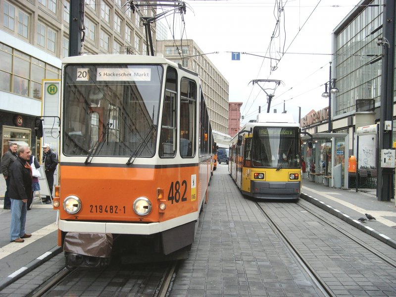 KT4D und Niederflurwagen an der Endtselle der M2 Alexanderplatz, Berlin Oktober 2009