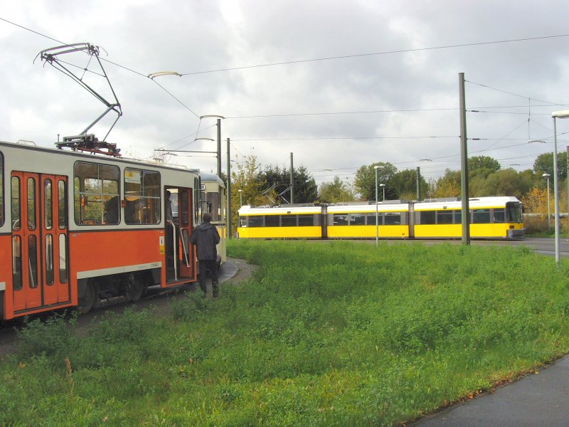 Niederflur-Linienzug und hist. Sonderverkehr (Themenfahrt) in Hohensch�nhausen, Berlin Oktober 2009