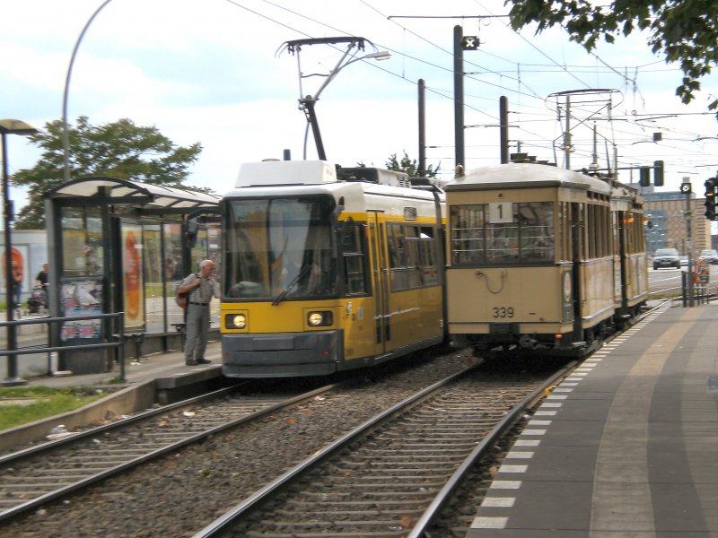 Niederflurbahn und T24/B24-ZUg bei der Warschauer Br�cke, Berlin Juli 2009