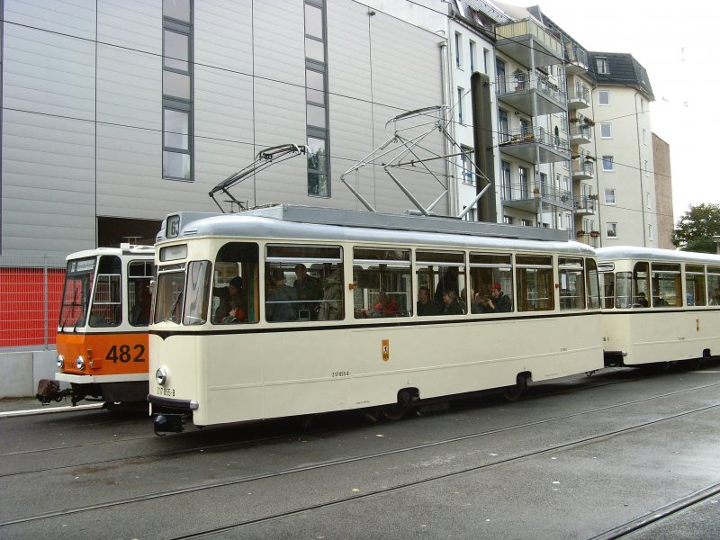 REKO-Zug neben nicht modernisierten KT4D in der Schleife  Langenbeckstrasse, Berlin 18.10.2009