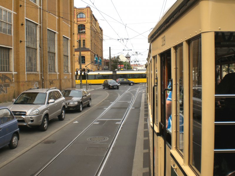 Strassenbahn in Berlin-Sch�neweide, hinten ein Niederflur-Linienzug, Themenfahrt 9. August 2009 Berlin