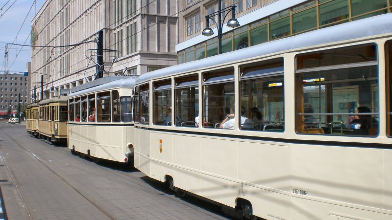 T20-Zug (vorn) und REKO-Zug an der Abfahrtshaltestelle Alexanderplatz, 14.6.2009