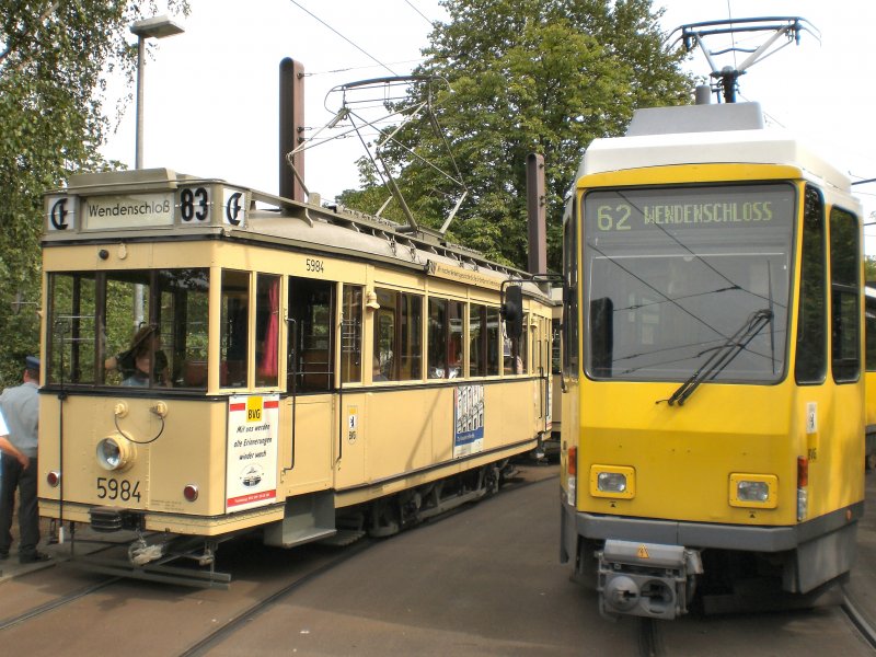 T24-Tw neben Linien-Tatra KT4D in der Schleife Mahlsdorf, berlin 9. 8. 2009