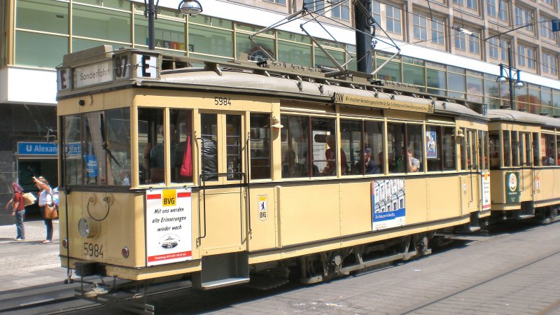 T24-Zug abfahrbereit am 14.6.2009 am Alexanderplatz