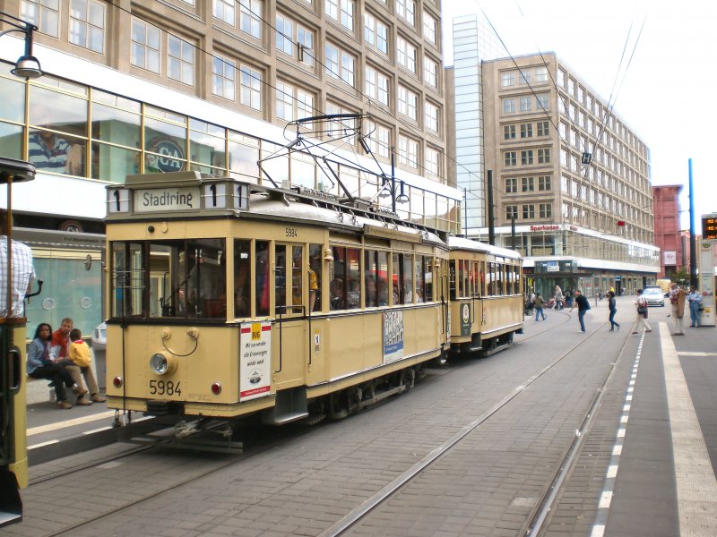 T24-Zug an der Hst. S-Bhf Alexanderplatz-Diercksenstrasse, Juli 2009