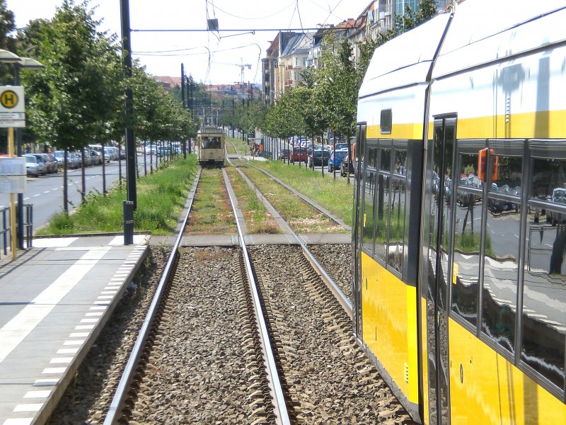 T24-Zug und moderner Niederflurwagen, Berlin Juli 2009