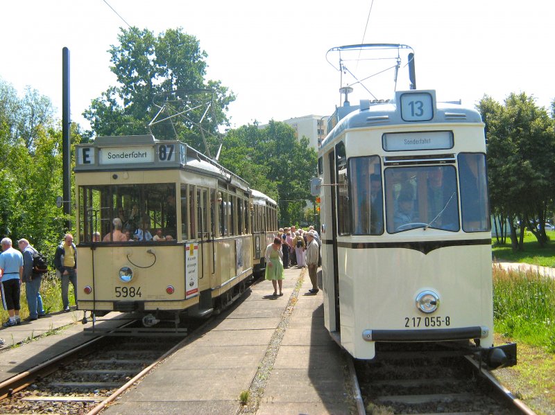 T24/B24 und REKO-Zug nebeneinander in der heute nicht mehr planm��ig genutzen Wendeschleife Wuhletalstrasse, Berlin-Marzahn 14.6.2009