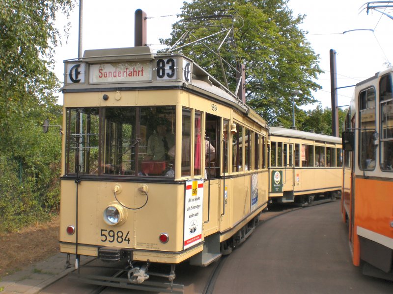 T24/B24-Zug  in der Schleife Mahlsdorf, Berlin 9.8.2009