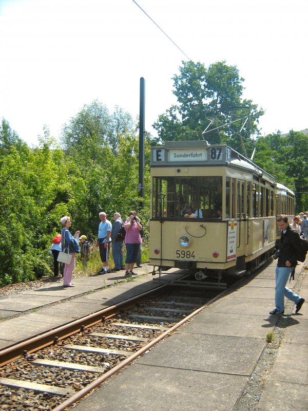 T24/B24-Zug in der Schleife Wuhletalstrasse, Berlin-Marzahn 14.6.2009