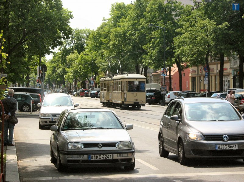T24/B24-Zug im Verkehr auf der B�lschestrasse Friedrichshagen, 17.5.2009