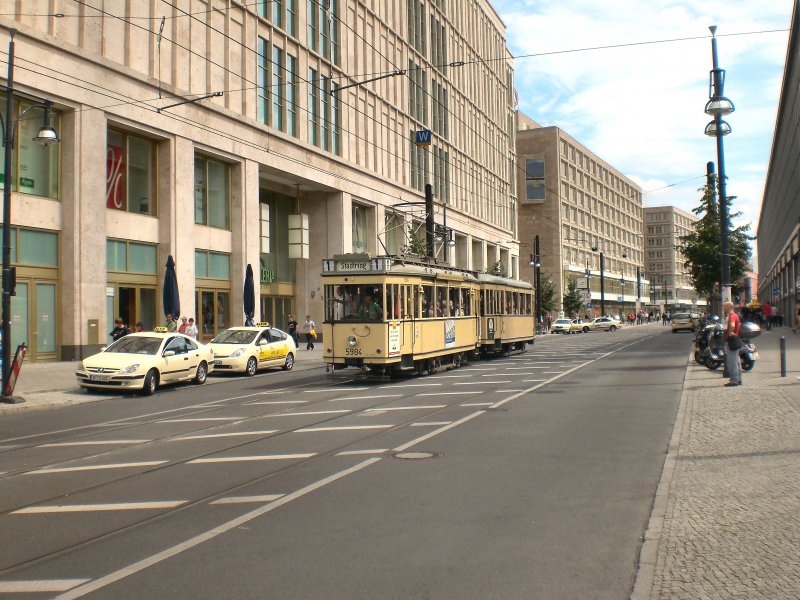 T24/B24-Zug verl��t die Hst. S-Bhf Alexanderplatz, Linie M2 - Juli 2009