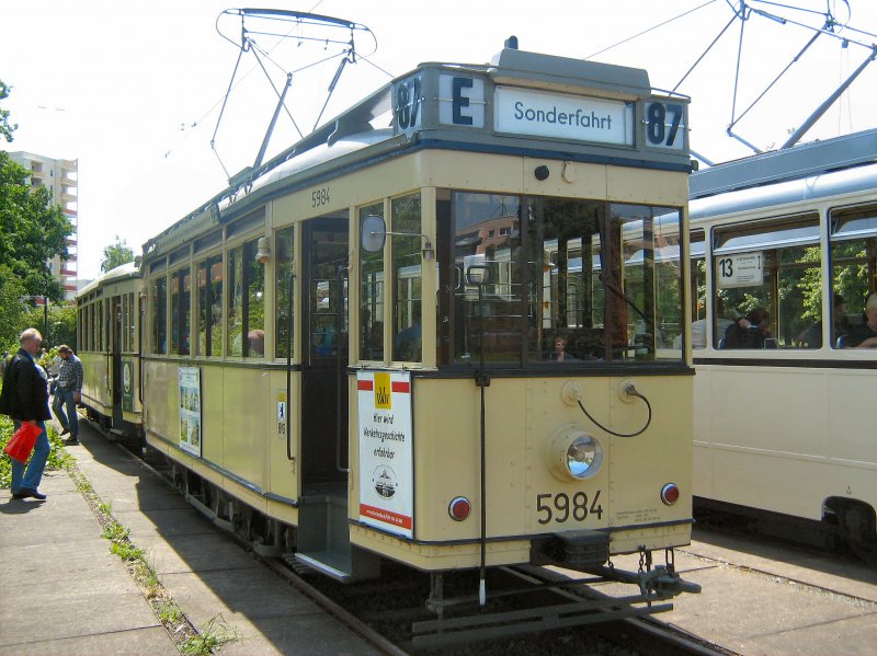 T24/B24 Zug in der Wendeschleife Wuhletalstrasse in Marzahn, Berlin 14.6.2009