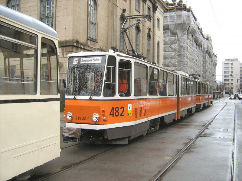 TATRA-Doppeltraktion, Tw 482 vorn - Berlin, Schleife AM KUPFERGRABEN im November 2007