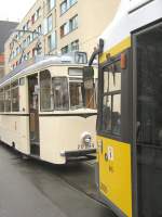 REKO-TW hinter moderner Niederflurbahn in Berlin-Mitte, 2007