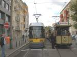 Tw 10 und Niederflurbahn in der Schleife der M 13 bei der Warschauer Br�cke, 12.
