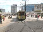 Tw 10 mit Beiwagen biegt ab zum S-Bhf Alexanderplatz, Berlin Juli 2009