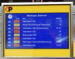 (283'302) - PostAuto-Infobildschirm am 19. Dezember 2025 beim Bahnhof Meiringen