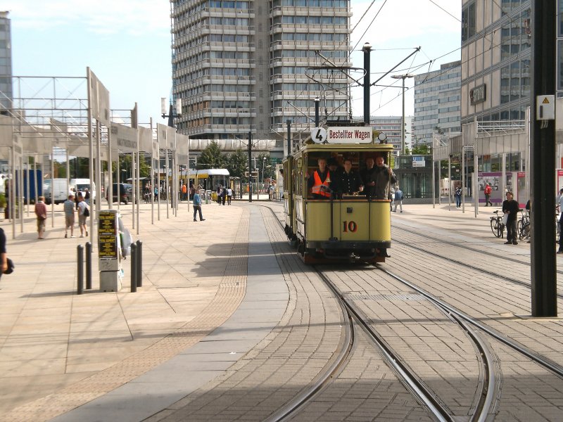 Tw 10 mit Beiwagen auf dem Alexanderplatz. Juli 2009